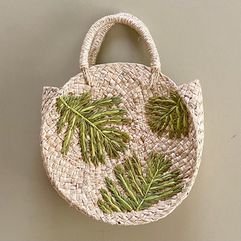Straw handle bag with palms